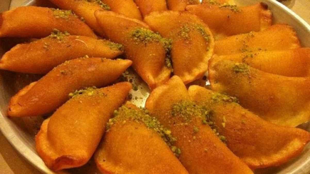 من أين جاءت تسمية القطايف بهذا الاسم.. وما هو السر في شكلها!!