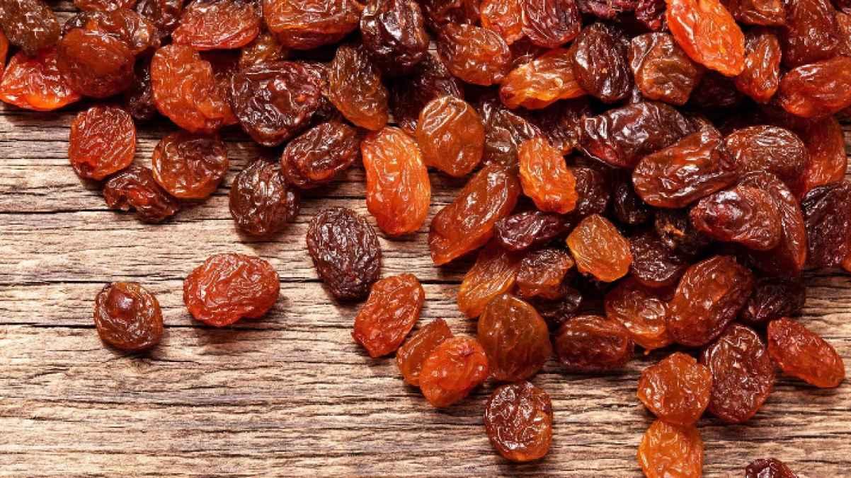 الزبيب على الريق.. كيف أثبت فعاليته في خفض الوزن؟