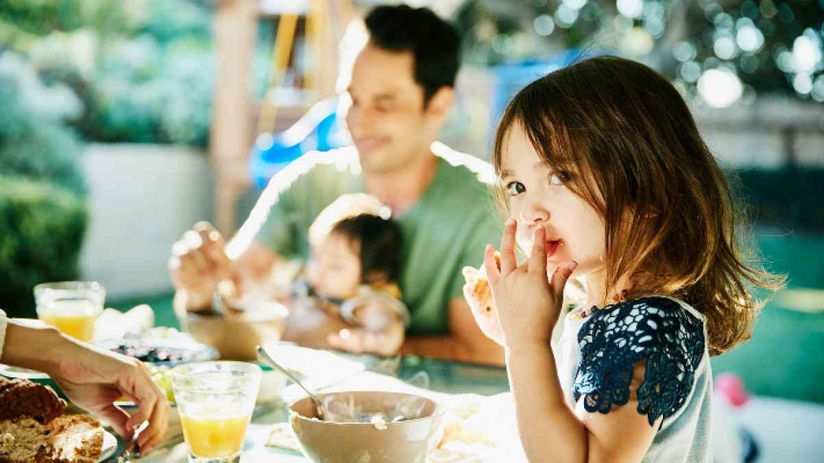 فوائد مذهلة للجلوس على الأرض أثناء تناول الطعام