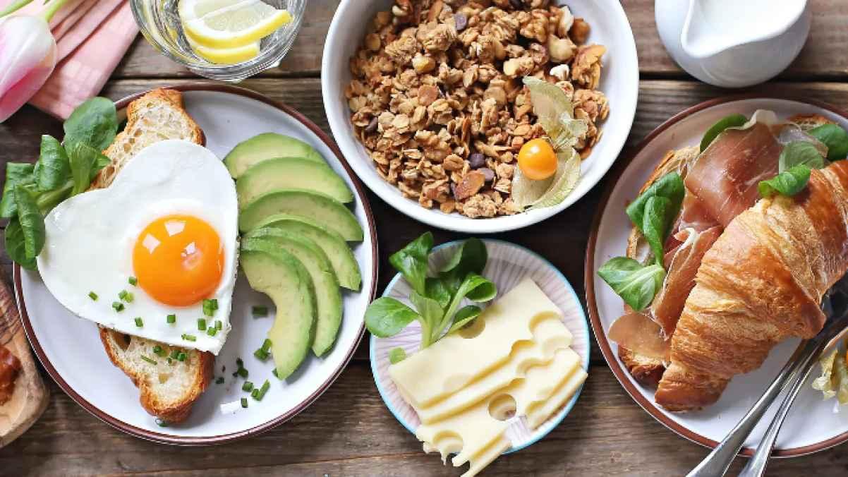 وجبة إفطار دسمة وكبيرة تنقص الوزن.. كيف؟