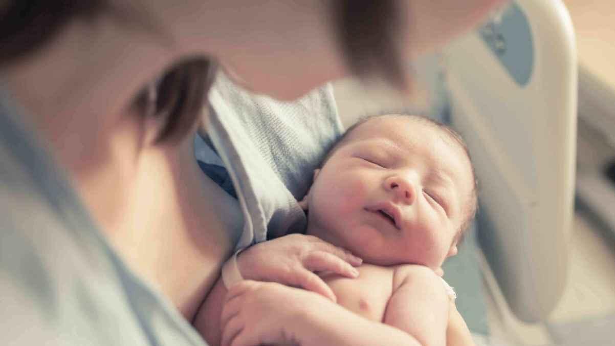 بعد 33 عاما.. سيدة إيطالية تكتشف أن عائلتها ليست عائلتها