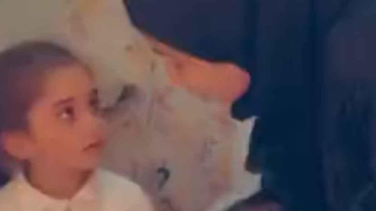 فيديو يدمي القلوب.. حاضنة بحرينية تصفع طفلة مرارا