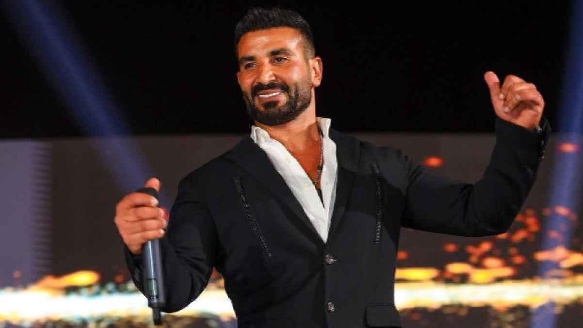 أحمد سعد يترك المسرح ويحصل على الشماغ الأردني من الجمهور- فيديو