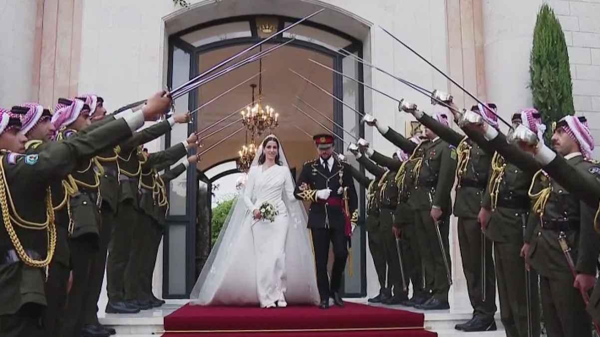 إيلي صعب يكشف تفاصيل فستان زفاف الأميرة رجوة الحسين- صورة