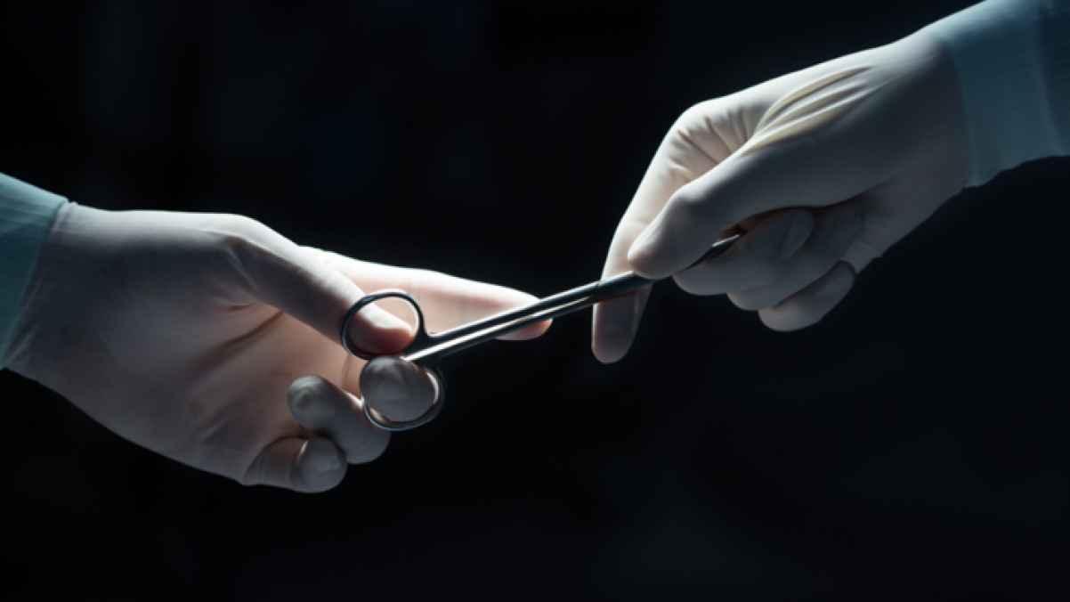 Italian woman accuses surgeon of leaving scissors inside abdomen after operation