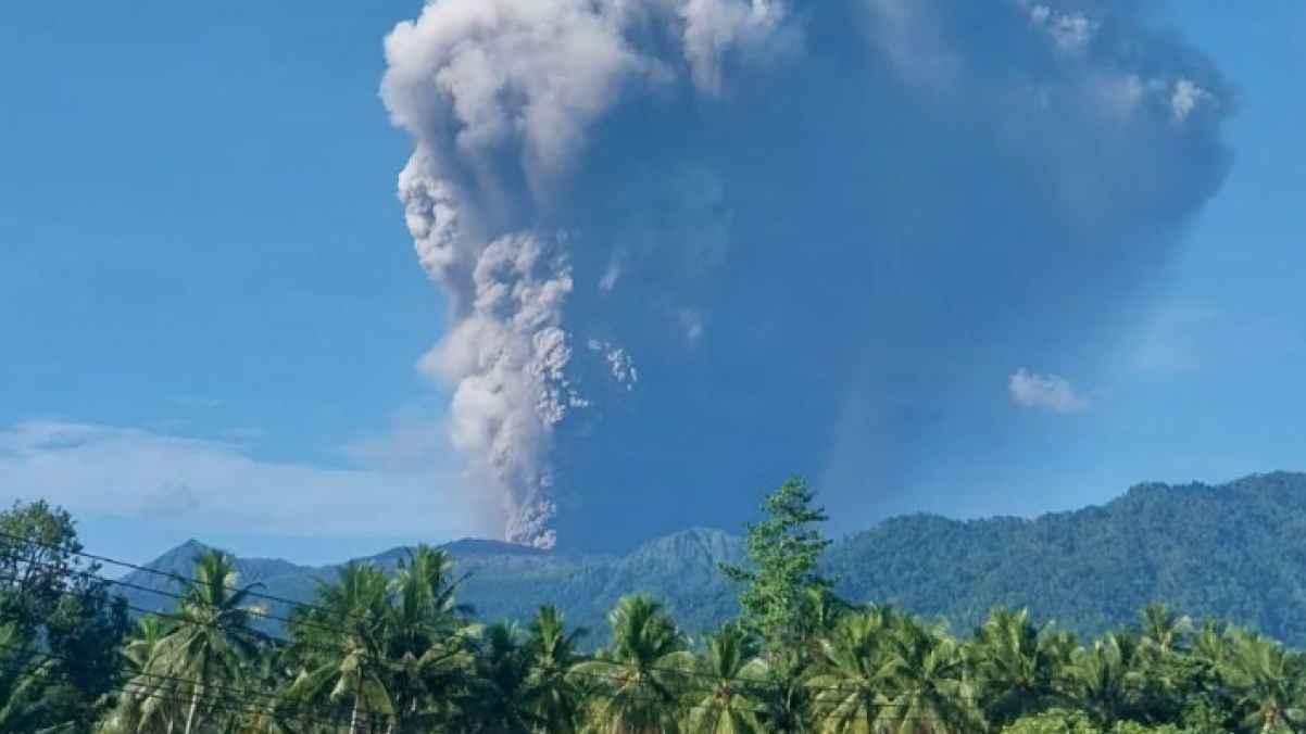 Tour guide recounts deadly volcanic eruption that killed three people in Indonesia