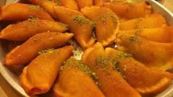 من أين جاءت تسمية القطايف بهذا الاسم.. وما هو السر في شكلها!!