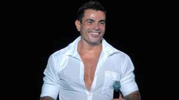 عمرو دياب بـ"لوك" جديد .. ويشوق جمهوره لأحدث أغانيه