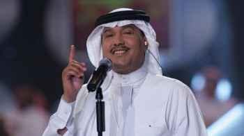 شاهد بالفيديو.. سقوط مصور حفل محمد عبده.. وكيف تصرف معه الفنان