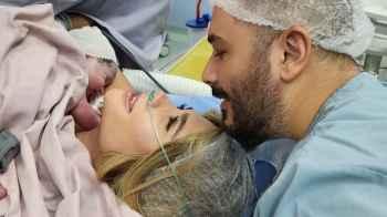 فيديو يوثق لحظة لقاء طفلي رامي عياش بشقيقتهم الجديدة