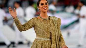 بسبب عناقها لمصمم أزياء.. بلقيس فتحي تثير الجدل في أحدث ظهور لها- فيديو