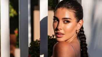 ياسمين صبري بإطلالة صيفية جريئة أمام البحر - صورة