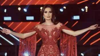 معجب يفاجئ سيرين عبد النور على المسرح والجمهور يتفاعل - فيديو