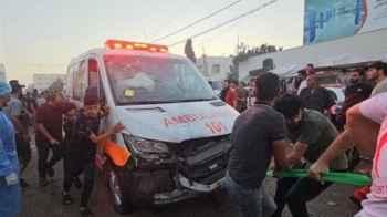 القدر يلاحقهم .. الكيان يصيب جرحى في سيارة إسعاف بالقطاع