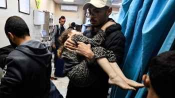 "هذا حلم ولا بجد".. طفلة فلسطينية تتساءل بخوف عن واقع ما تعرضت له - فيديو