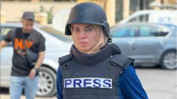"لا تلوموا أجدادنا".. صحفية فلسطينية تبكي بحرقة لمغادرة منزلها قصرا - فيديو
