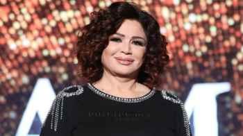 إلهام شاهين تؤدي مناسك العمرة بالكوفية الفلسـطينية - صورة