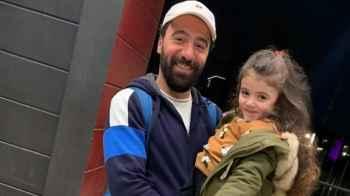 بأيدي صغيرة.. ابنة الفنان محمد سلام تتفاعل مع أحداث القطاع بطريقتها - صورة
