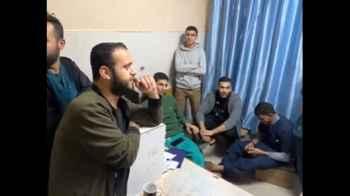 ما بين قصف وقصف.. أطباء وممرضون ينشدون داخل أحد مستشفيات القطاع - فيديو