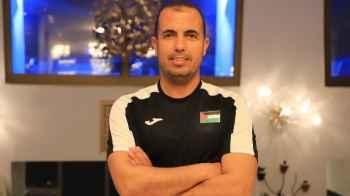ارتقاء نجم الكرة الفلسطينية السابق هاني المصدر في القطاع