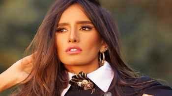 أول ظهور للفنانة زينة بعد إصابتها في ذراعها - صورة