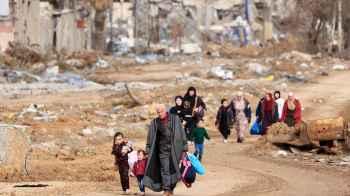 مشهد قاس.. فلسطينيون ينزحون حاملين غصة الذكريات