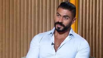 خالد سليم يحلق شعره باكيا على الهواء مباشرة - فيديو