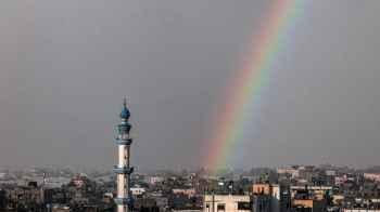"رغم سواد الحرب".. لوحة ربانية بألوان زاهية في رفح