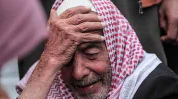 من قلب منفطر.. بكاء "يلين له الحديد"