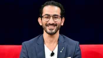 بشخصية افتراضية.. أحمد حلمي يمازح جمهوره مع حوار بينه وبين أبيه - فيديو