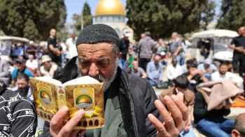 "القطاع معلق في الأفئدة".. قلوب خاشعة وعيون دامعة في المسجد الأقصى