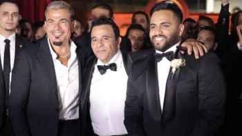 عمرو دياب يبارك للفنان محمد فؤاد زفاف نجله بالأحضان - فيديو