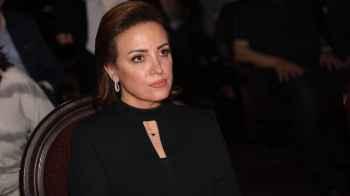 في تأبين والدها.. ريهام عبد الغفور تنهار باكية - فيديو