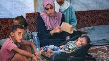 مشهد يفطر القلوب.. ودع اللعب بعد إصابته بـ"شلل الأطفال"