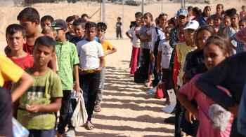صورة تعلم العالم.. أطفــال القطاع يبحثون عن العلم وسط الحــرب