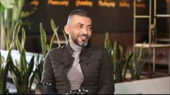 " زيد وجاد " .. عمر زوربا يرزق بتوأم - صورة