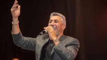 عمر العبداللات يشعل الأجواء في حفل مهرجان أمواج العقبة - فيديو