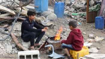 أمطار وأجواء باردة.. القطاع يئن والغزيون يصنعون المعجزات
