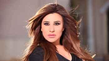 نجوى كرم ترد جميل "فاطمة" التي ساعدتها على المسرح - فيديو