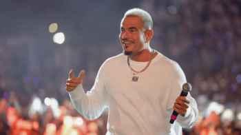Amr Diab announces the release date of his new album.