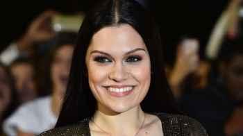 Jessie J sings before undergoing surgery and breaks the fear barrier with power