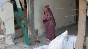 Amid the Rubble... A Gazan Woman Washes Away the Pain with Memories