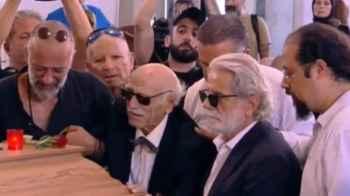 Poet Talal Haidar breaks down while bidding farewell to Ziad Rahbani, cries out: "Get up" – Video
