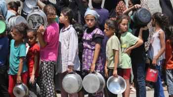 Lines of hunger… a scene that defies silence and breaks hearts