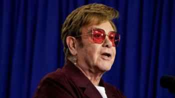 Shocked his fans… Elton John turns his knees into artistic jewelry – photos