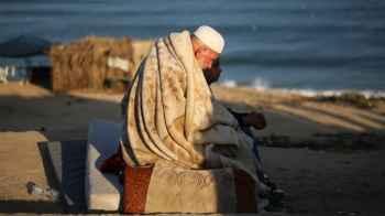 An image that moves the conscience: An elderly man in Gaza converses with the sea, his body burdened with pain