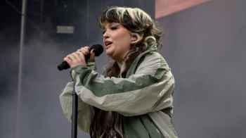 Famous singer collapses on stage amid fans’ concern – Video
