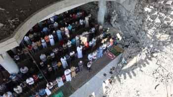 The rubble turns into a pulpit... Gaza prays amid the ache of memories