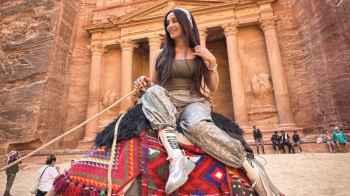 Roya hosts Kinda Hanna and accompanies her on a tour around Jordan