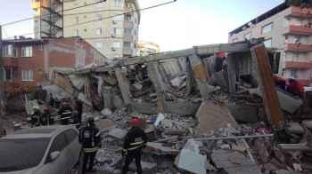 Impactful Video Captures Rescue of Girl Trapped in Collapsed Building in Turkey